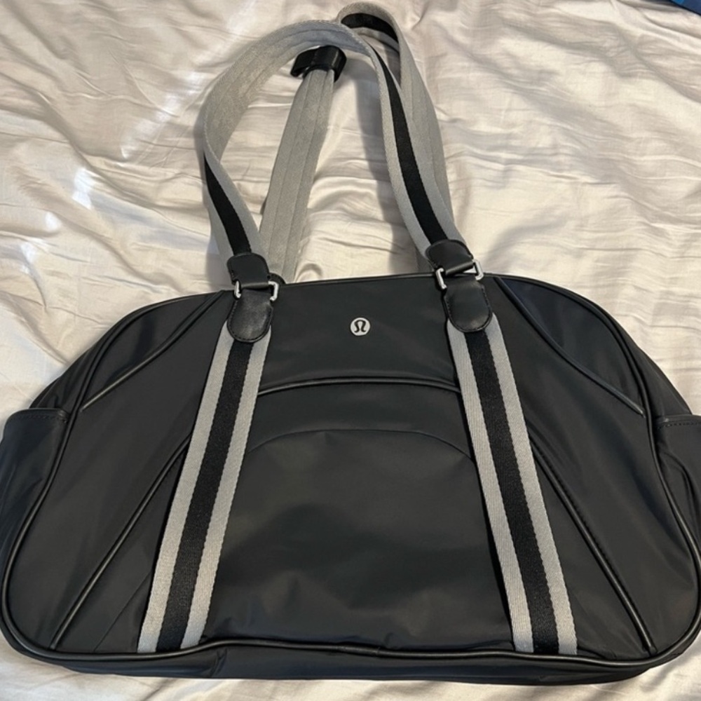 LULULEMON throwback velocity gym bag 24L. FREE SHIPPING